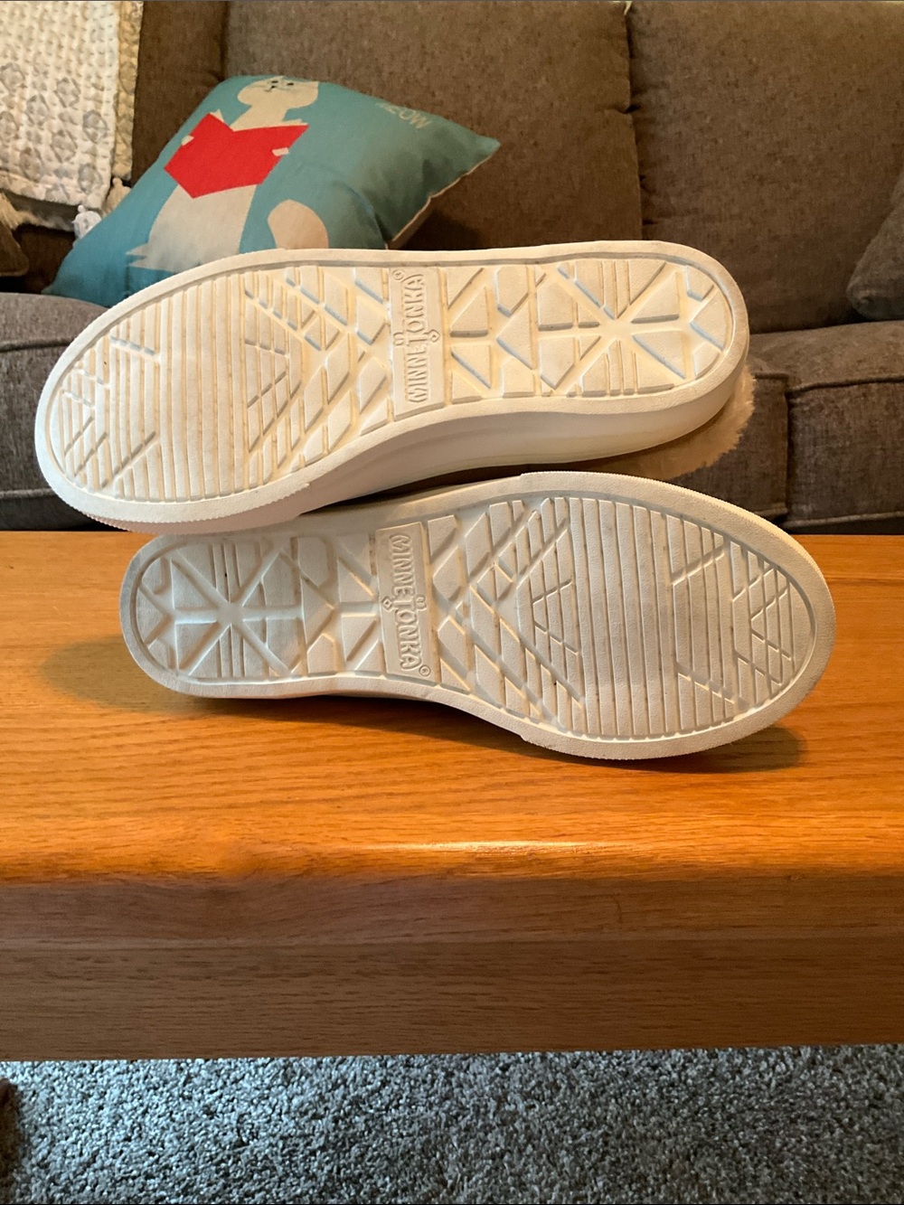 Minnetonka Women’s Size 6 Slip On Leather Upper Slippers, Great Condition - Picture 6 of 8